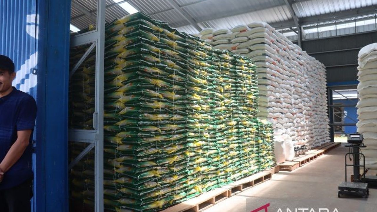 Bulog Lampung Selatan memastikan stok beras aman hingga Lebaran 2025 dengan ketersediaan 3.000 ton beras dan strategi pengelolaan stok jagung serta sembako untuk menjaga stabilitas harga.