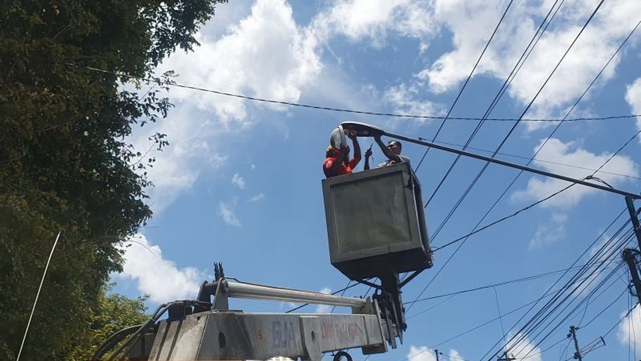 Pemkab Tulungagung mengganti lampu jalan konvensional Son-T dengan LED yang lebih hemat energi di Jalan W.R Supratman, sebagai upaya efisiensi anggaran dan implementasi Inpres Nomor 1 Tahun 2025.