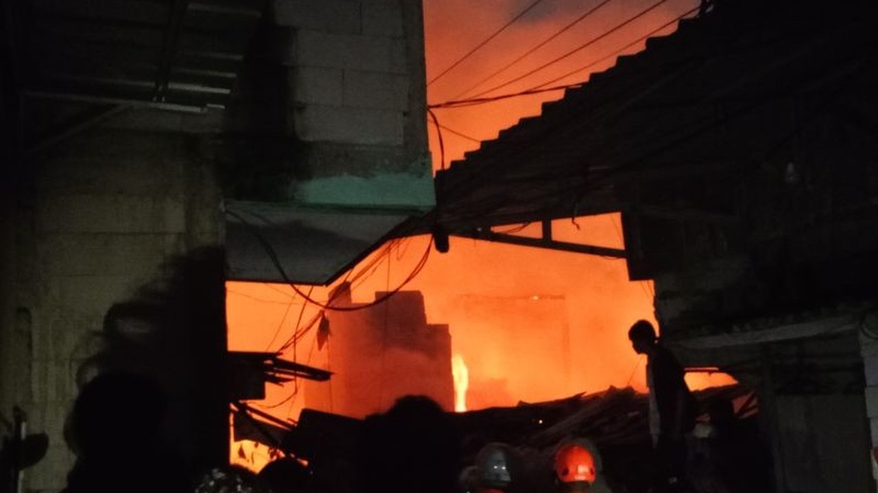 Kebakaran Hebat Landa Rumah di Pondok Bambu, Jaktim: 11 Unit Damkar Dikerahkan