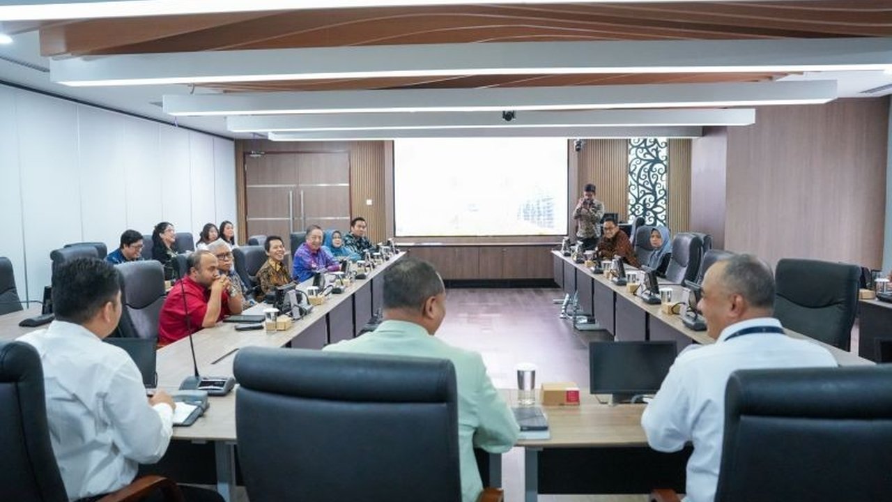 Otorita Ibu Kota Nusantara (OIKN) menyerahkan sertifikat tanah kepada pelaku usaha untuk mempercepat pembangunan IKN dan memberikan kepastian hukum.