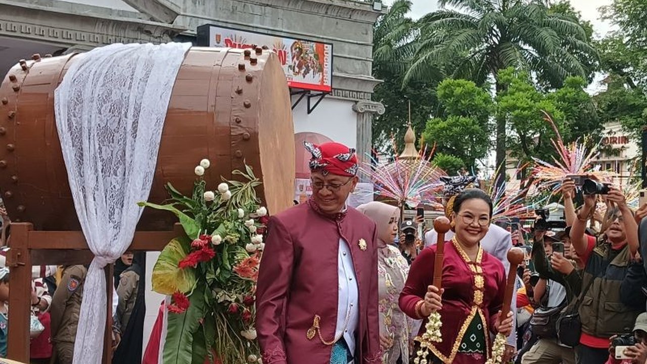 Wali Kota Semarang, Agustina Wilujeng Pramestuti, memimpin Kirab Budaya Dugderan setelah retret di Akmil, menandai dimulainya Ramadhan dan pemerintahan baru, serta menampilkan akulturasi budaya Semarang.