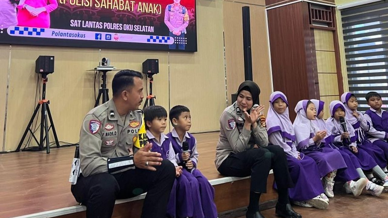 Polres OKU Selatan gencar sosialisasikan program Polisi Sahabat Anak dengan mengunjungi PAUD dan SD di pelosok desa untuk mendekatkan diri pada anak dan menanamkan nilai tertib berlalu lintas sejak dini.