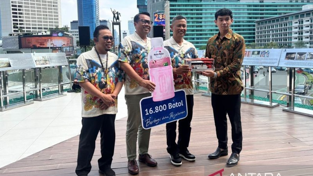 Selama Ramadhan, Transjakarta akan membagikan takjil gratis di 14 koridor, berkolaborasi dengan berbagai brand, serta mengadakan acara buka puasa bersama anak yatim.