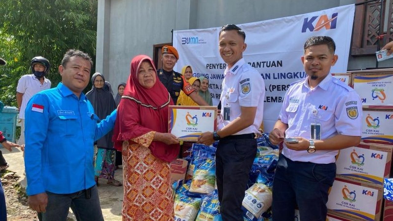 PT KAI Divre III Palembang salurkan 300 paket sembako di tiga stasiun untuk membantu masyarakat kurang mampu menyambut Ramadhan 1446 H, sebagai wujud kepedulian BUMN terhadap masyarakat.
