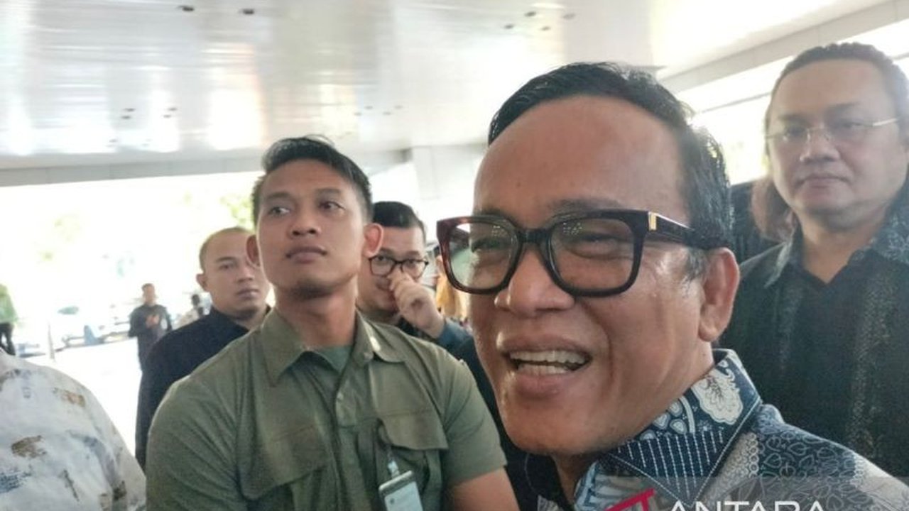 Wamenaker Immanuel Ebenezer Gerungan memastikan pemerintah berupaya keras mencari solusi terbaik bagi 12 ribu karyawan Sritex yang terkena PHK akibat pailitnya perusahaan tersebut, termasuk soal pesangon, JKP, dan penempatan kerja baru.