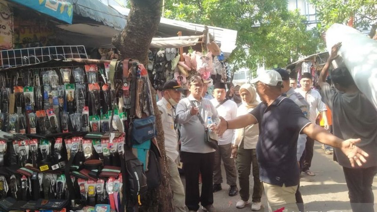 Pemkot Jaktim Imbau PKL Jatinegara Tertib, Jangan Ganggu Bahu Jalan!