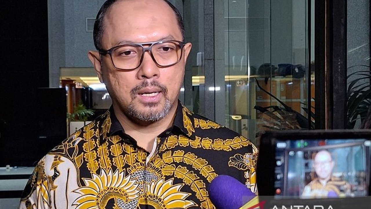 KPK memeriksa Hadi Sutrisno, mantan Pemeriksa Pajak Madya, terkait kasus dugaan gratifikasi Rp21,5 miliar yang diterima mantan Kepala Kanwil Ditjen Pajak Jakarta Khusus, Mohamad Haniv.