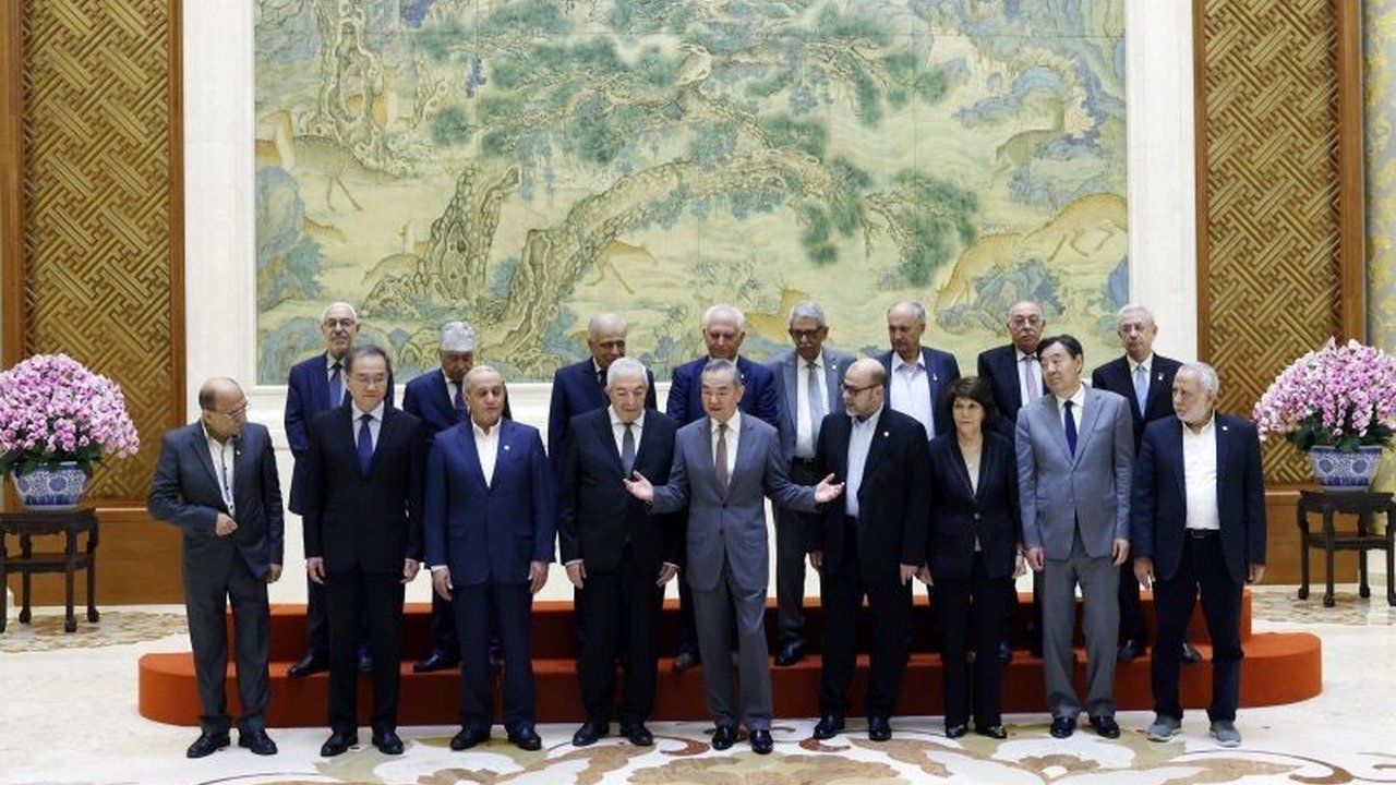 Menlu Turki, Hakan Fidan, menyerukan kepada semua kelompok Palestina untuk segera berdamai dan bersatu di bawah kepemimpinan Presiden Mahmoud Abbas dalam menghadapi kebijakan ekspansionis Israel yang telah menewaskan puluhan ribu warga Palestina.