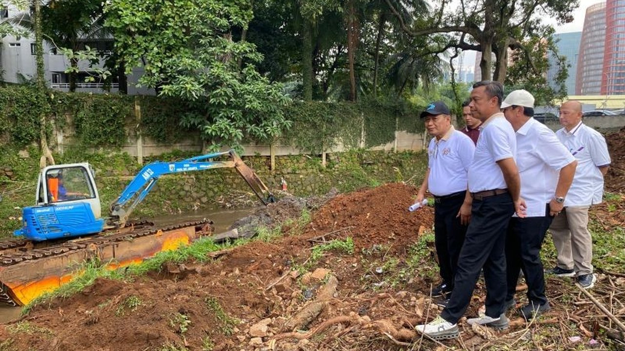 Pemkot Jaksel kembali mengimbau warga untuk tidak membuang sampah sembarangan guna mencegah banjir, dengan berbagai upaya penanganan banjir tengah dilakukan.