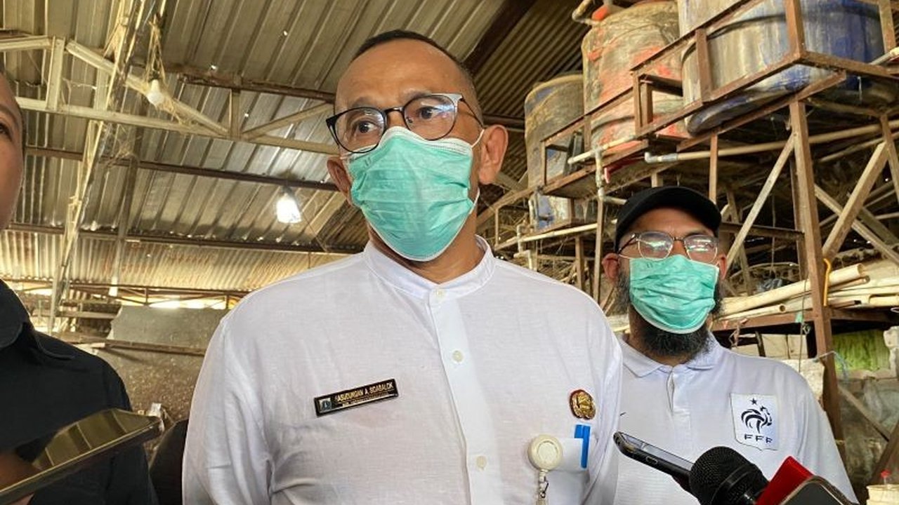 KPKP Jaksel bagikan tips mudah mengenali ayam gelonggongan: perhatikan air yang menetes, tekstur daging, bau amis, dan penyusutan saat dimasak; pelaku di Pasar Kebayoran Lama ditangkap, omzet Rp10 juta per hari.