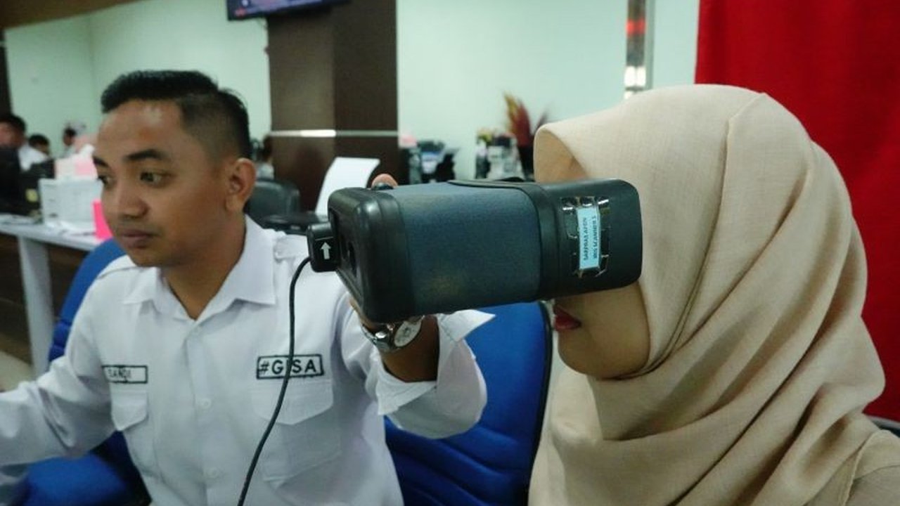 Dispendukcapil Kota Madiun tetap memberikan layanan administrasi kependudukan optimal di akhir pekan selama Ramadhan 1446 H, dengan program layanan 'anti prei' dan peningkatan kecepatan pelayanan.