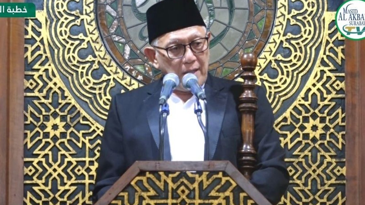 Ketua PWNU Jatim, KH Abdul Hakim Mahfudz, menekankan pentingnya puasa Ramadhan dalam membentuk pribadi berakhlak mulia, meningkatkan kesetaraan sosial, dan mendekatkan diri kepada Allah SWT.