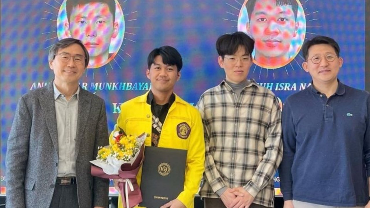 Mahasiswa FKM UI, Muhammad Isra Nabil Iksan, berhasil menyelesaikan pelatihan riset kecerdasan buatan di Korea Selatan, mengembangkan model prediksi penyebaran penyakit dan visualisasi data epidemiologi.