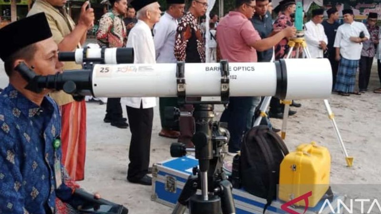 Pengamatan hilal di Pantai Tanjungpendam, Belitung, terhalang awan sehingga penetapan awal Ramadhan 1446 H bergantung pada sidang isbat Kementerian Agama RI.