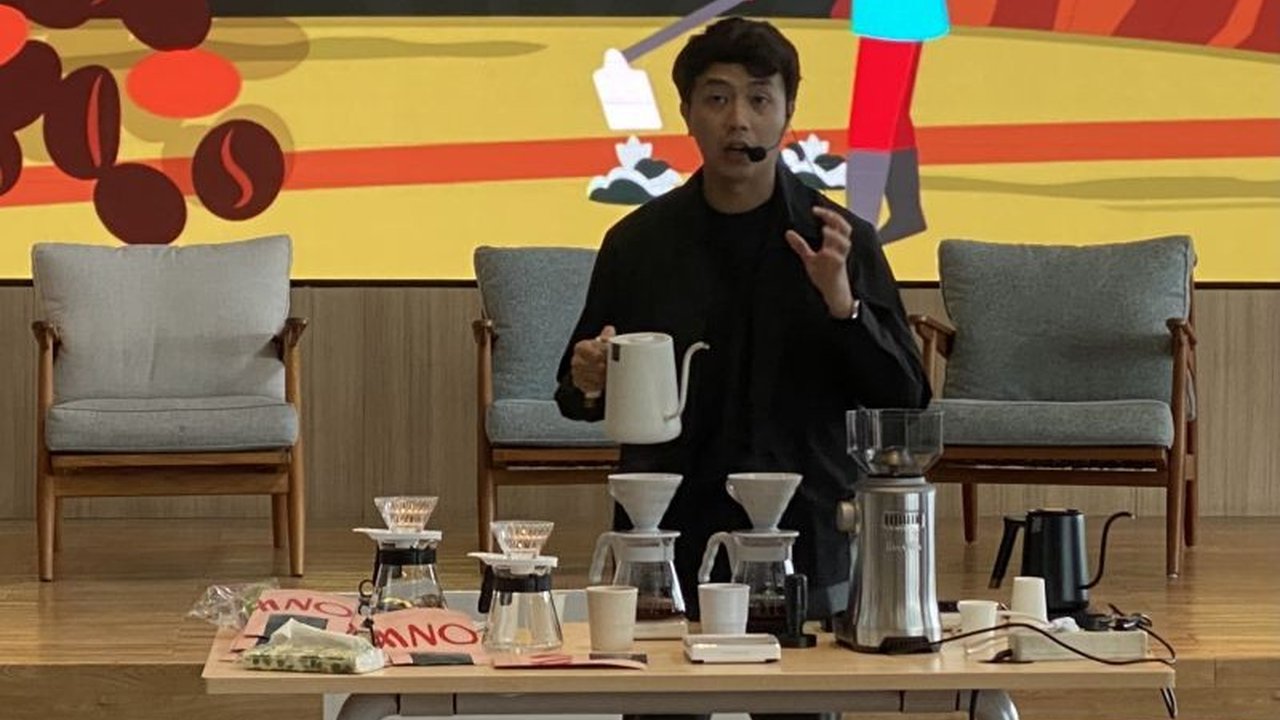 Juara tiga World Brewers Cup 2024, Ryan Wibawa, bagikan kiat aman minum kopi selama puasa agar terhindar dari masalah asam lambung.