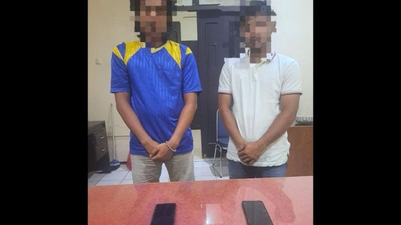 Polda Maluku berhasil menangkap dua pemuda, MAK dan RES, sebagai tersangka pengedar narkotika jenis tembakau sintetis di Batu Merah, Ambon, berdasarkan informasi masyarakat.