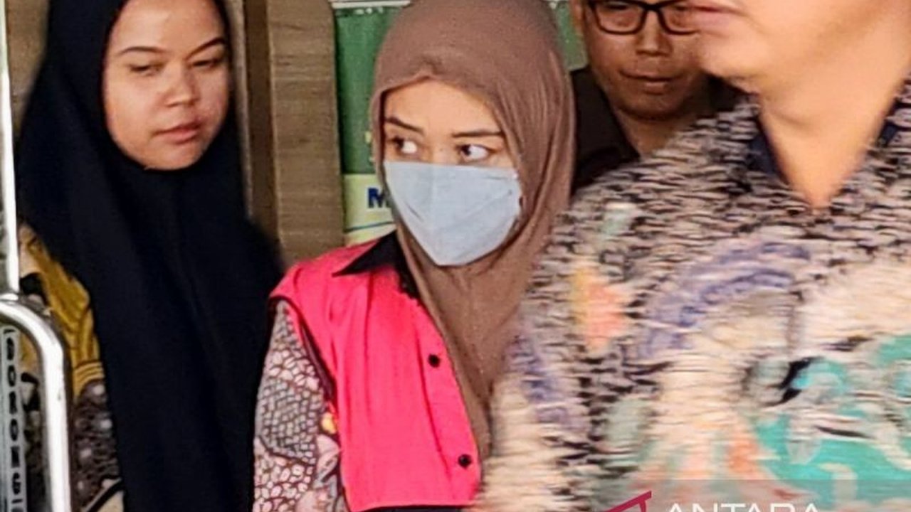 Kejari Semarang menahan DK, analis kredit sebuah bank pemerintah, atas kasus korupsi kredit fiktif senilai Rp15,9 miliar yang melibatkan 32 debitur fiktif.