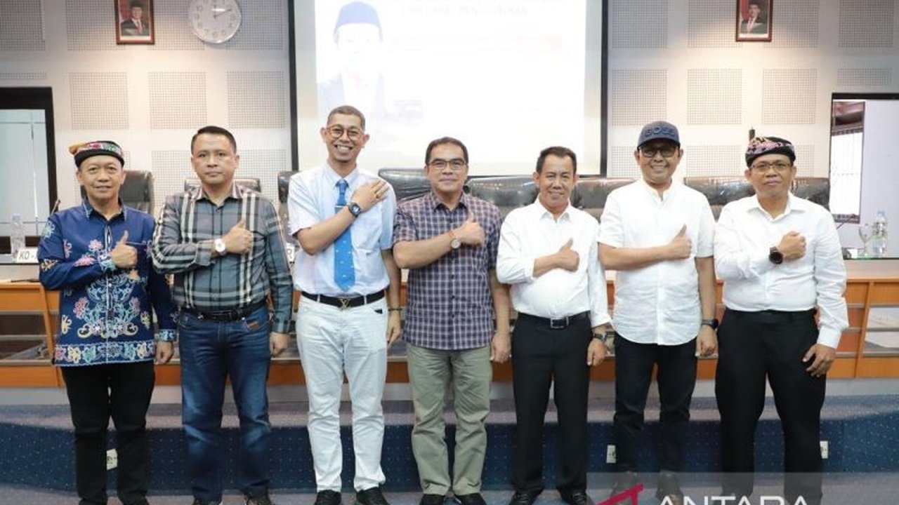 Lima Aparatur Sipil Negara (ASN) Pemprov Kaltara berhasil meraih gelar Doktor di Universitas Hasanuddin (Unhas) Makassar, menandai komitmen peningkatan kualitas pelayanan publik di Kalimantan Utara.