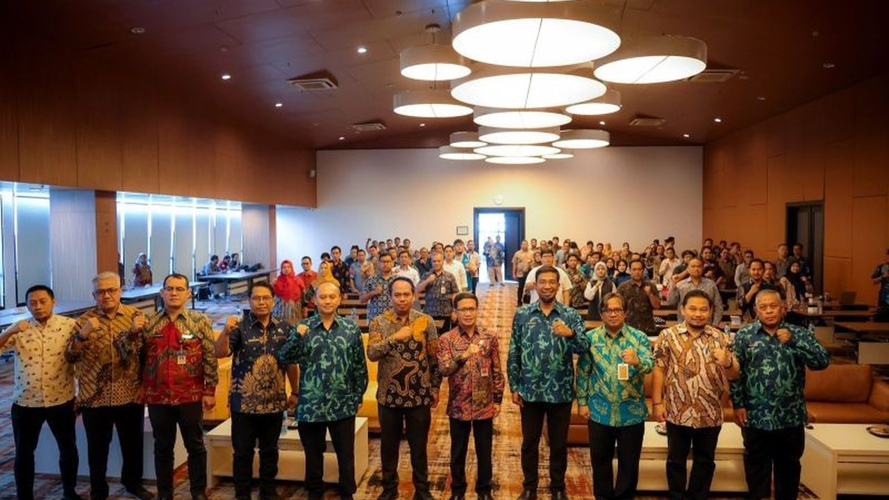 Penjabat Sekda Banten, Nana Supiana, menekankan pentingnya konektivitas wilayah melalui infrastruktur jalan dan jembatan sebagai kunci pertumbuhan ekonomi dan investasi di Provinsi Banten.