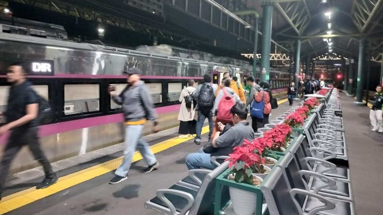 Menjelang Ramadhan 2025, PT KAI mencatat lonjakan signifikan penumpang kereta api jarak jauh, mencapai 246.127 orang yang memanfaatkan momen mudik, dengan berbagai inovasi layanan untuk kenyamanan pelanggan.