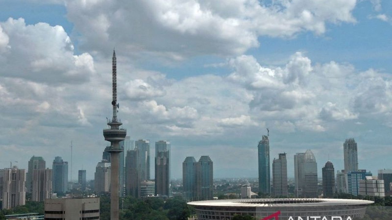 BMKG memprediksi sebagian besar wilayah Jakarta cerah berawan di hari pertama Ramadhan 1446 H, dengan potensi hujan ringan di beberapa wilayah pada sore hingga malam hari.