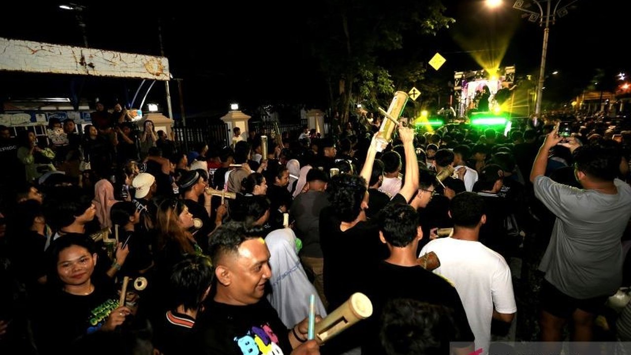 Tradisi Koko'o, membangunkan sahur dengan kentungan bambu, sukses meriahkan Ramadhan di Gorontalo, melibatkan ribuan warga dan ratusan kentungan.