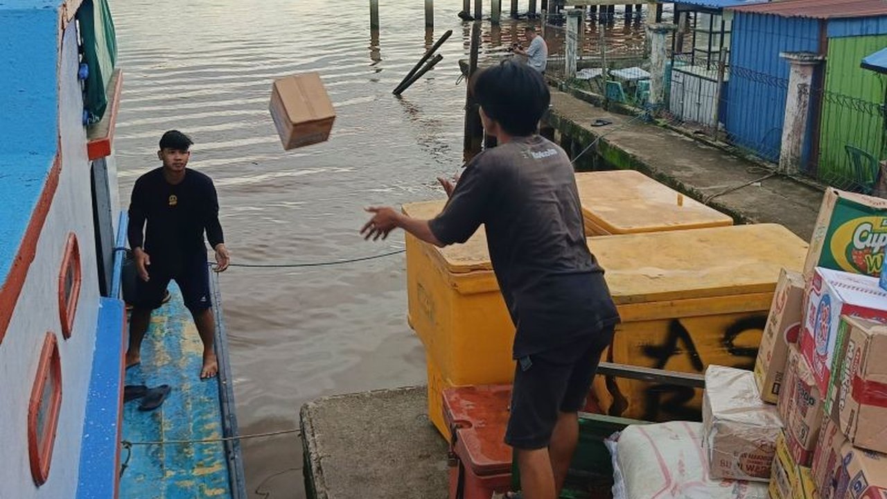 Kehidupan di Sepanjang Sungai Kapuas: Arus Kehidupan dan Ekonomi Kalimantan Barat
