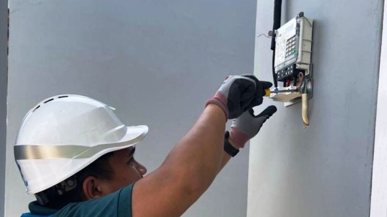 Tarif listrik kembali normal, PHK massal di Sritex, dan koreksi IHSG akibat perang tarif AS menjadi sorotan utama berita ekonomi terkini.