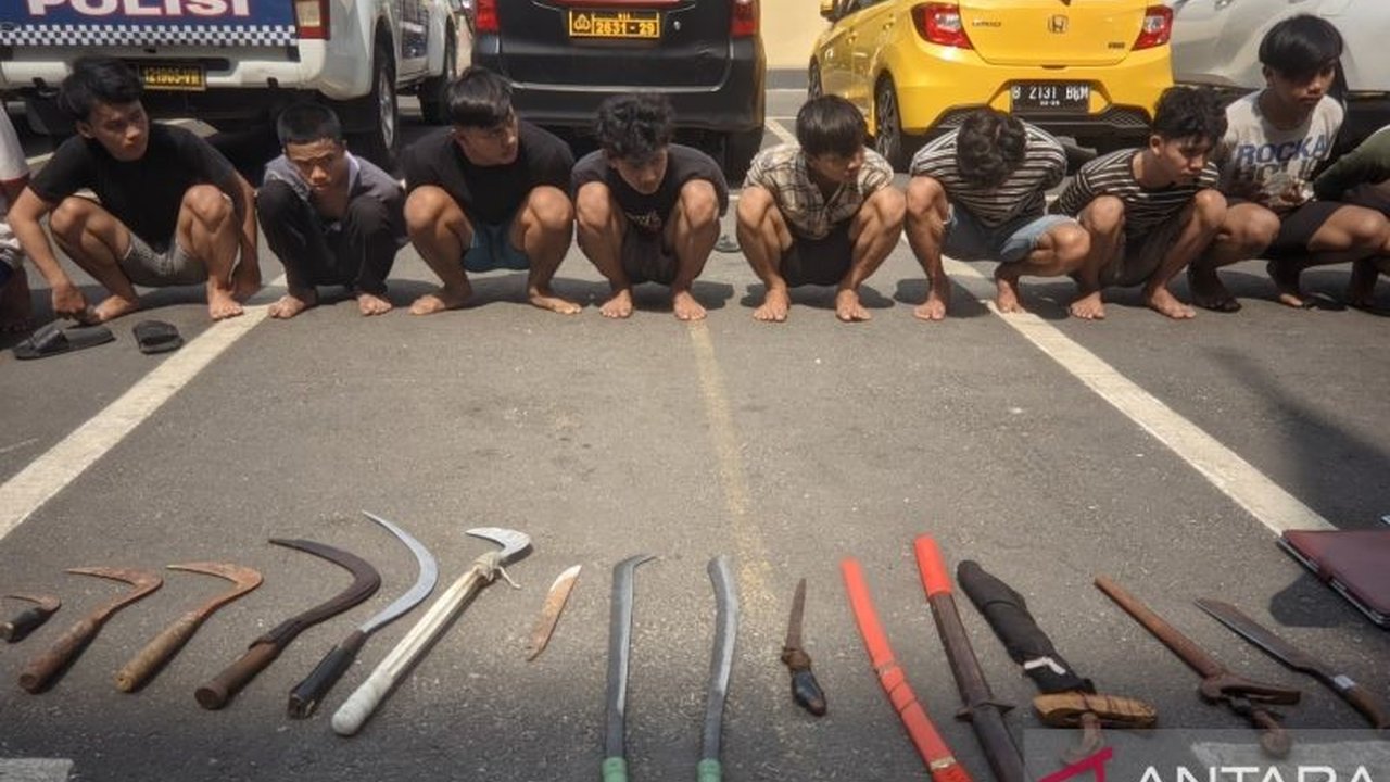 Polisi menangkap tiga remaja di Cilincing, Jakarta Utara, karena menyimpan senjata tajam yang diduga akan digunakan untuk tawuran; petugas menemukan berbagai senjata tajam di markas mereka.