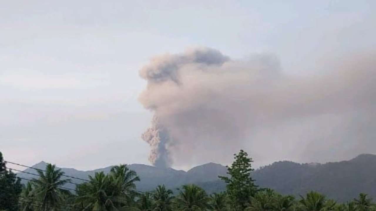 Gunung Dukono di Halmahera Utara kembali erupsi pada Sabtu pagi, menyemburkan abu vulkanik setinggi 2000 meter dan pihak berwenang mengimbau masyarakat untuk tetap waspada.