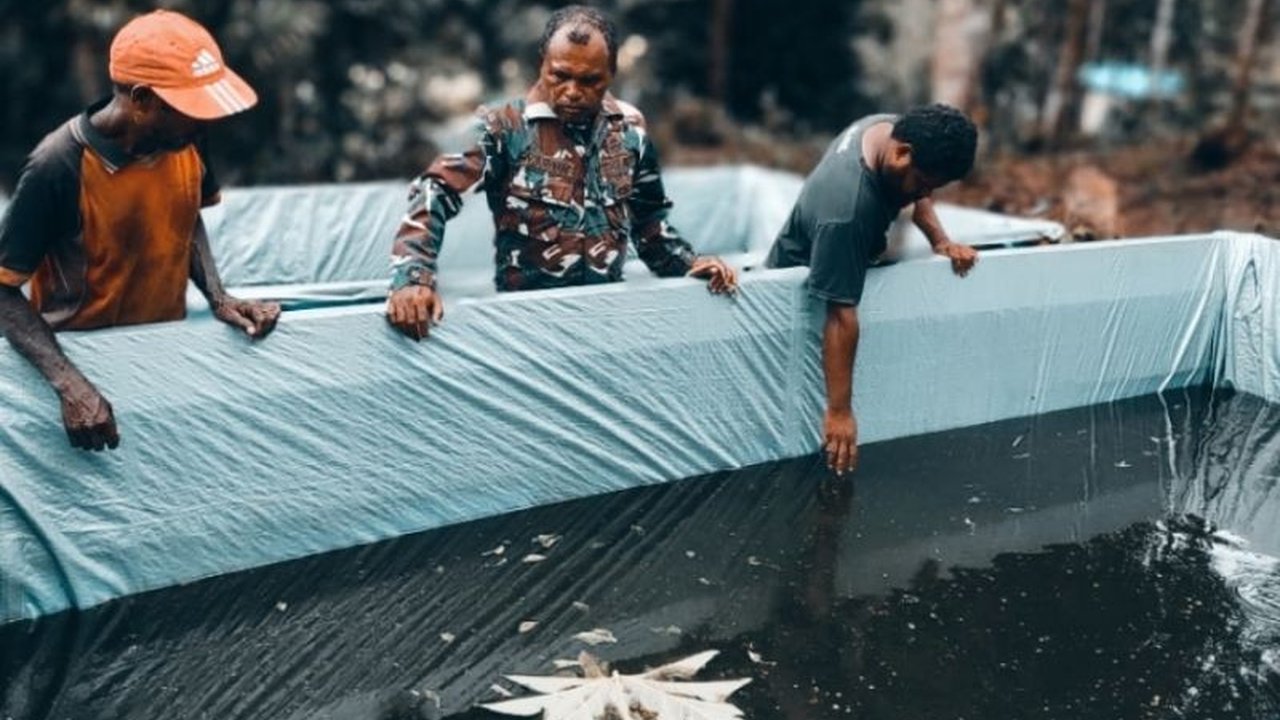 Satgas TMMD Kodim 1708 Biak membangun dua kolam ikan air tawar di Kampung Kbusdori, Papua, untuk meningkatkan ketahanan pangan dan kesejahteraan warga serta mewujudkan cita-cita Presiden.