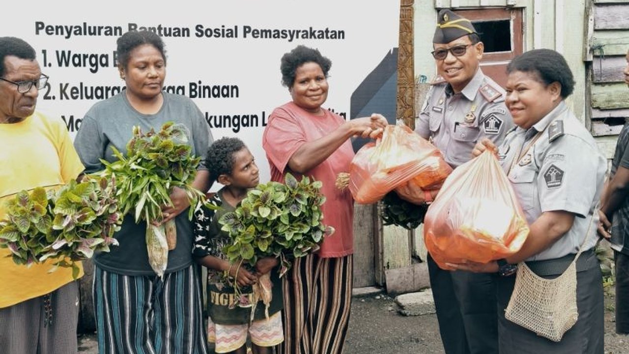 Lembaga Pemasyarakatan Kelas IIB Timika, Papua Tengah, menyalurkan bantuan sosial berupa bahan pokok dan sayur mayur kepada warga binaan, keluarga mereka, dan masyarakat sekitar sebagai bentuk komitmen terhadap kesejahteraan sosial.