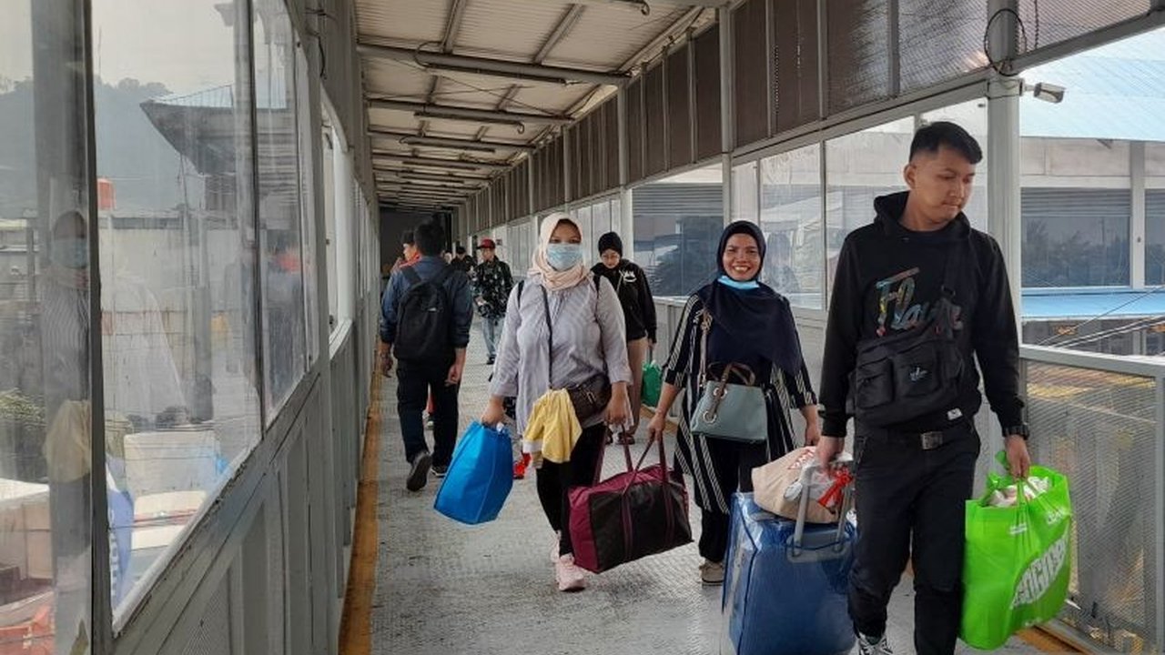 PT ASDP Indonesia Ferry (Persero) mengimbau masyarakat untuk membeli tiket penyeberangan Lebaran 2025 lebih awal via Ferizy guna menghindari kepadatan di pelabuhan.