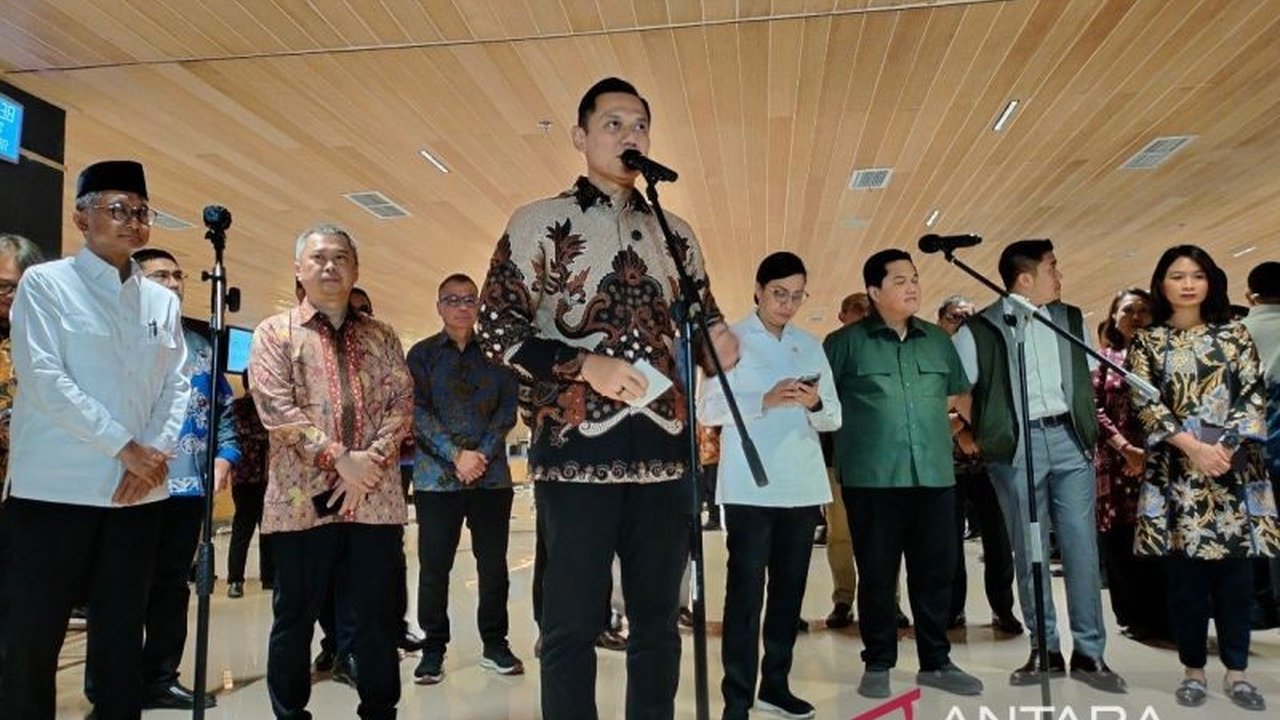 Menteri Koordinator Bidang Infrastruktur dan Pembangunan Wilayah, Agus Harimurti Yudhoyono (AHY), mengumumkan penurunan resmi harga tiket pesawat ekonomi domestik untuk mudik Lebaran 2025, hingga 14 persen.