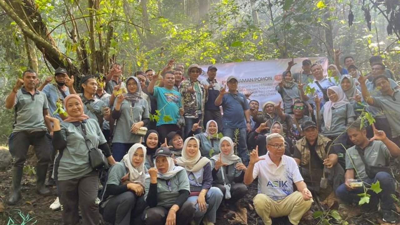 PDAM Lombok Tengah meluncurkan program adopsi pohon dengan menanam ratusan bibit pohon di Desa Lantan untuk mencegah longsor, menjaga kelestarian sumber mata air, dan melindungi infrastruktur.
