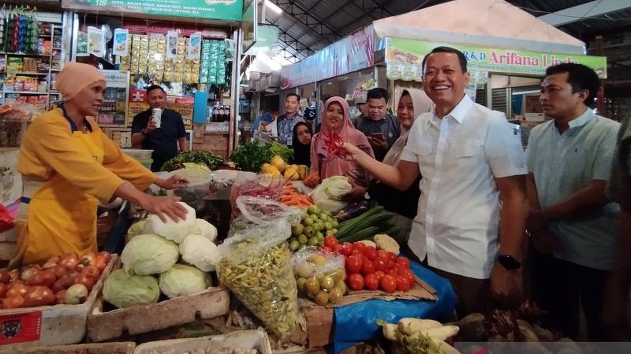 Bupati Kudus memastikan stok kebutuhan pokok masyarakat (Kepokmas) aman selama Ramadhan, meskipun beberapa komoditas mengalami kenaikan harga sementara.