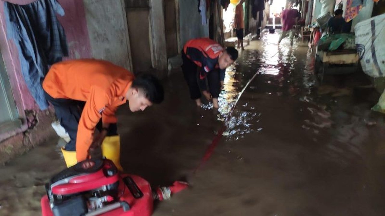 Pemerintah Kota Bandarlampung meningkatkan pengawasan dan sosialisasi untuk mencegah pembangunan liar di bantaran sungai guna mengurangi risiko banjir, meskipun dihadapkan pada dilema sosial.