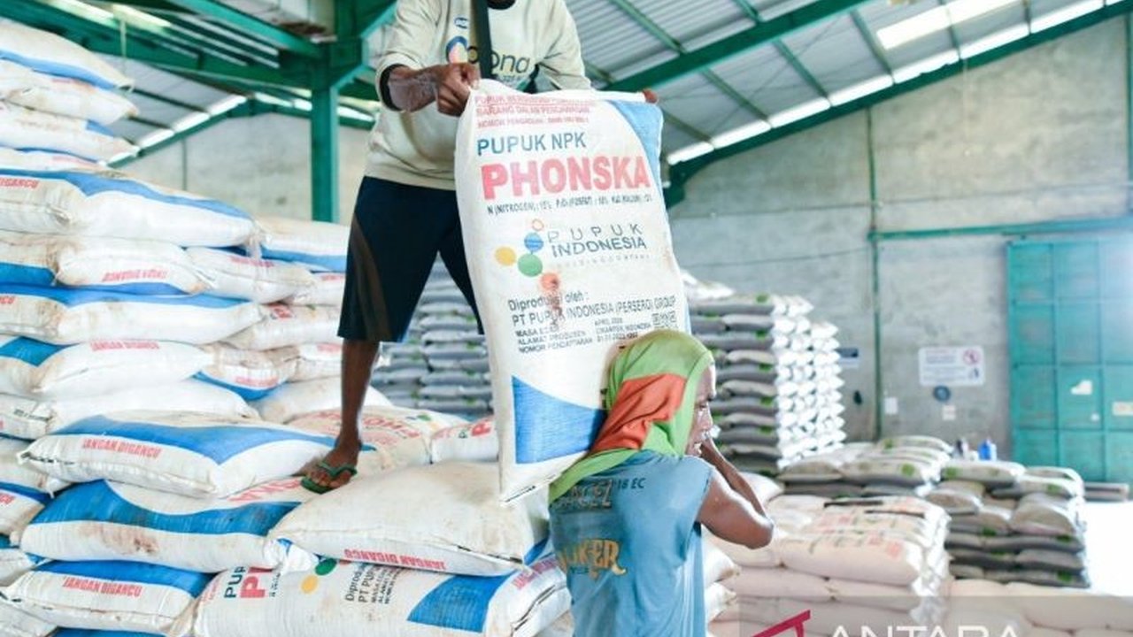 PT Pupuk Indonesia memastikan stok pupuk subsidi di Madura mencukupi hingga dua minggu ke depan, meskipun petani belum banyak menebus karena masa panen.