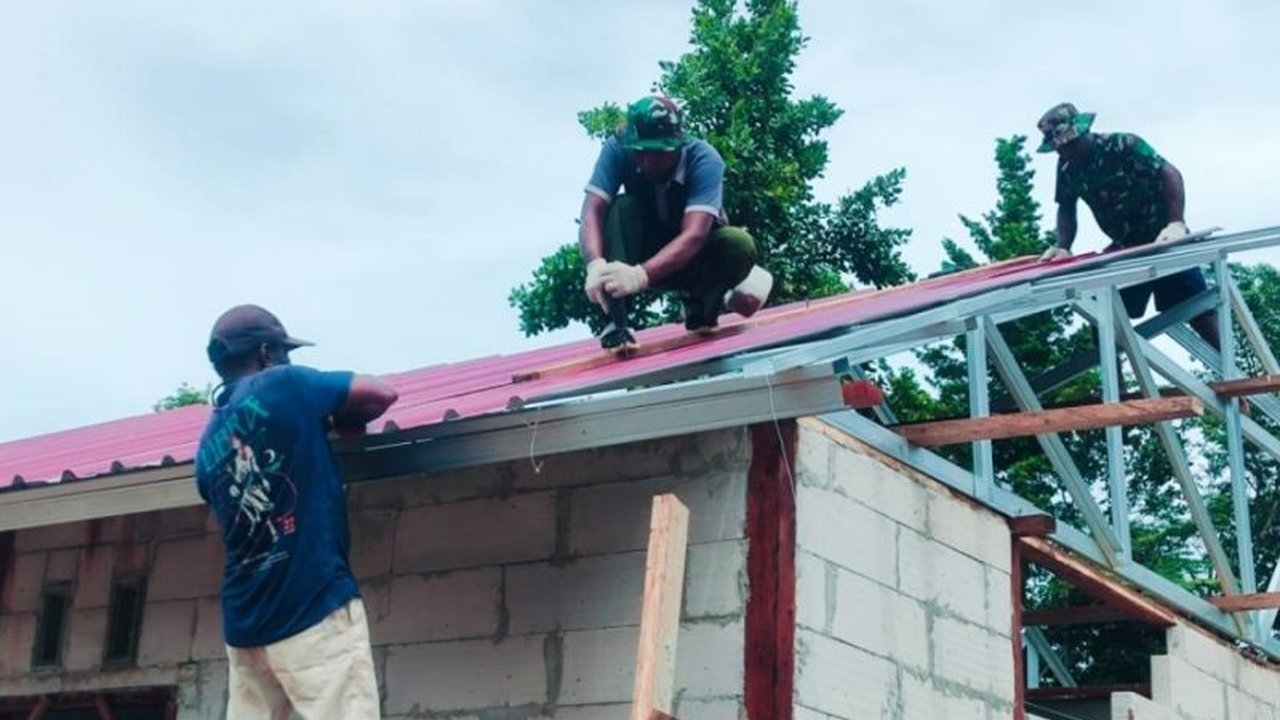 Prajurit TNI melalui program TMMD ke-123 Kodim 1708 membangun 10 rumah minimalis modern dan jalan akses di Kampung Kbusdori, Biak Numfor, Papua, mewujudkan hunian layak dan nyaman bagi warga.