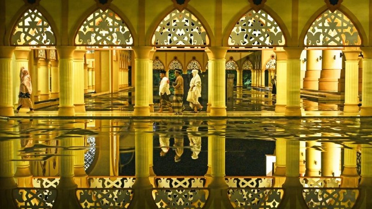 Islamic Center Mataram, NTB, menghadirkan tiga imam dari Maroko, Mesir, dan Turki untuk memimpin salat tarawih selama Ramadhan, menambah kekhusyukan ibadah dan memeriahkan Khazanah Ramadhan.