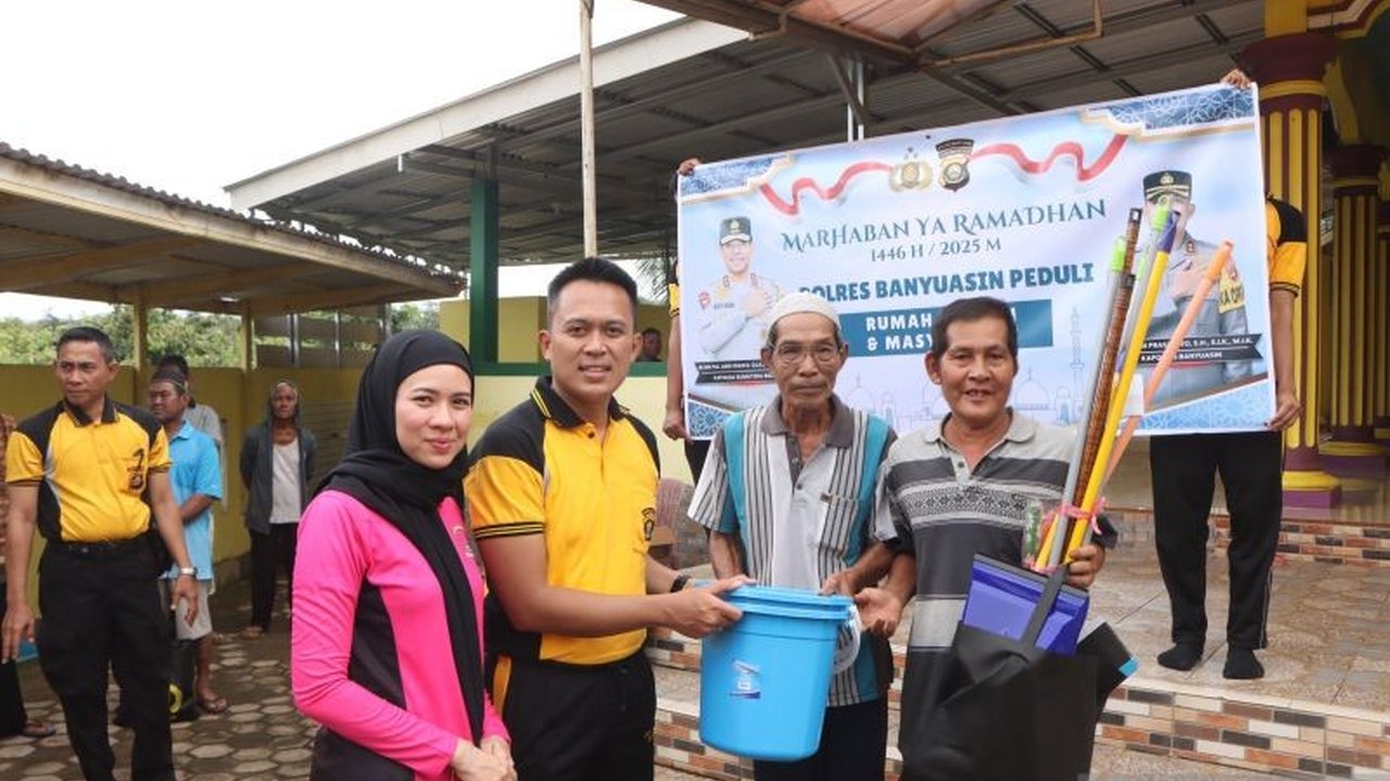 Polres Banyuasin, Sumatera Selatan, menyambut Ramadhan dengan program 'Polres Banyuasin Peduli', membagikan alat kebersihan masjid, sembako, dan bergotong royong membersihkan Masjid Al Azhar.
