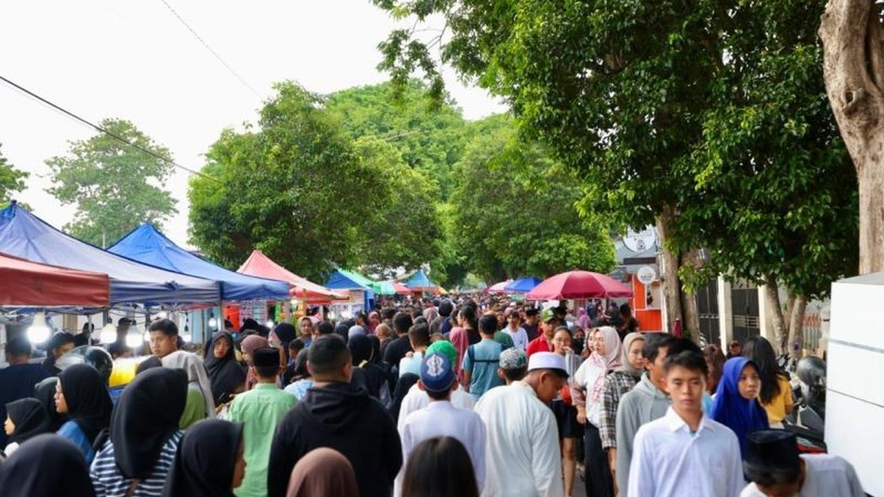 Pemerintah Kabupaten Banyuwangi menggelar 'Festival Ngerandu Buko' untuk mendorong perekonomian masyarakat melalui pasar takjil Ramadhan, dengan fokus pada kebersihan dan pengurangan sampah plastik.