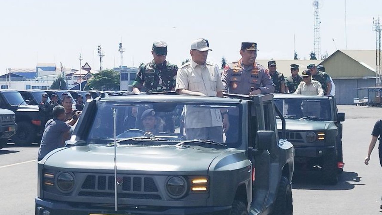 Pemerintah Indonesia resmi serahkan 700 unit kendaraan taktis Maung MV3 buatan PT Pindad kepada TNI dan Polri untuk meningkatkan kemampuan operasional dan keamanan nasional di berbagai tingkatan.