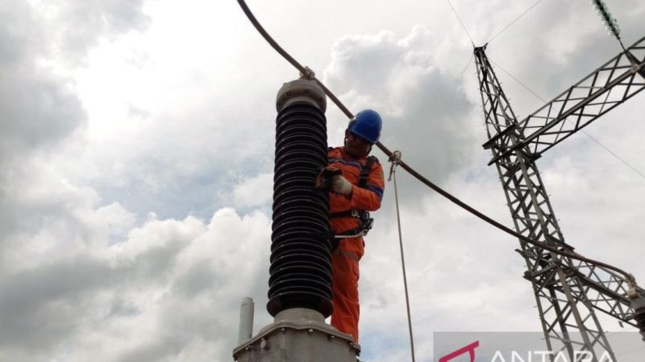 PT PLN UPT Baturaja memastikan pasokan listrik andal selama Ramadhan 1446 H melalui pemeliharaan Gardu Induk Pendopo, antisipasi peningkatan kebutuhan listrik masyarakat.