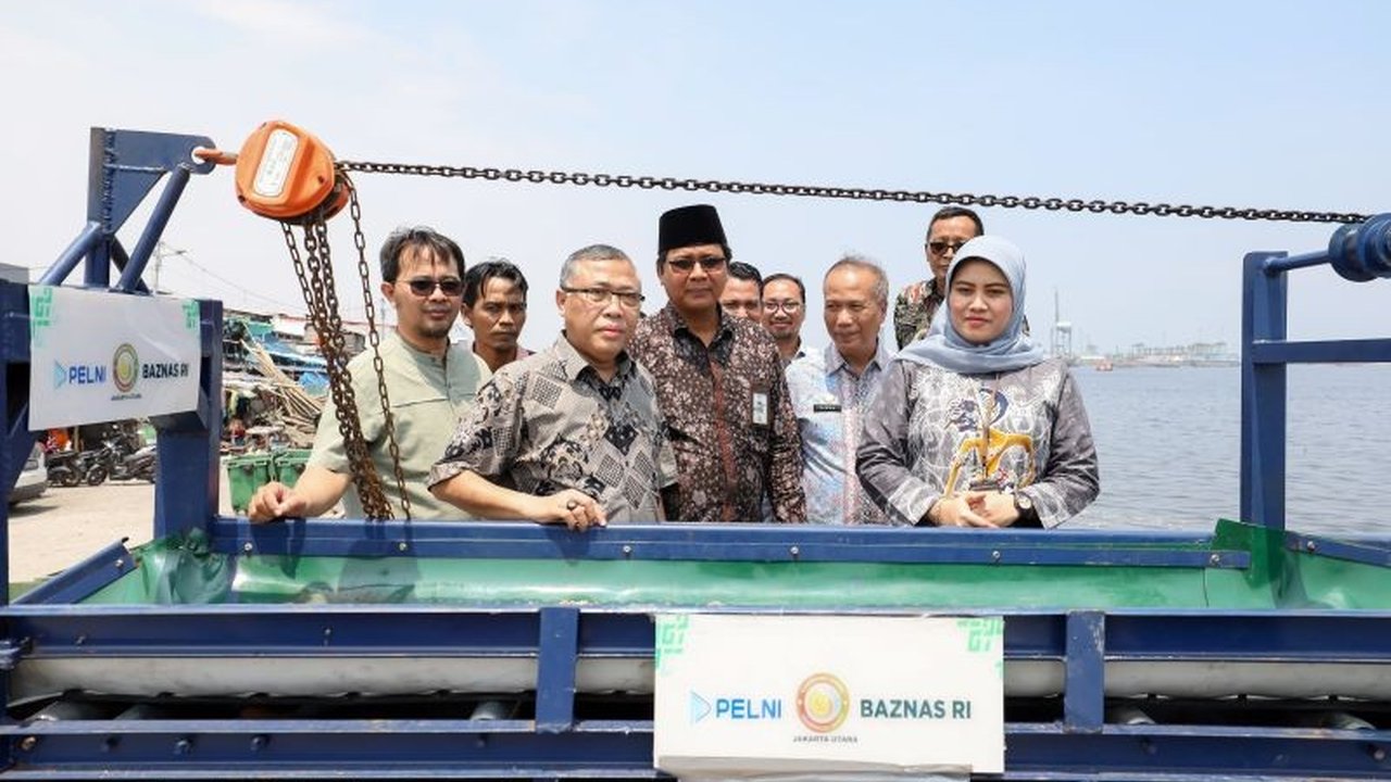 Badan Amil Zakat Nasional (Baznas) bersama PT Pelni memberdayakan UMKM di Kalibaru, Jakarta Utara, untuk mengolah limbah kerang hijau menjadi produk bermanfaat, meningkatkan ekonomi dan lingkungan.