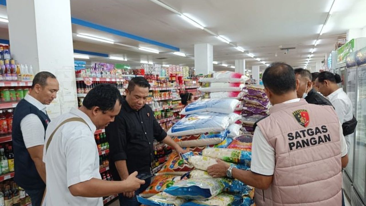 Kepolisian Daerah Kalimantan Tengah memastikan ketersediaan dan stabilitas harga sembako aman selama Ramadhan 1446 H melalui sidak dan pemantauan di sejumlah pasar dan toko modern di Palangka Raya.