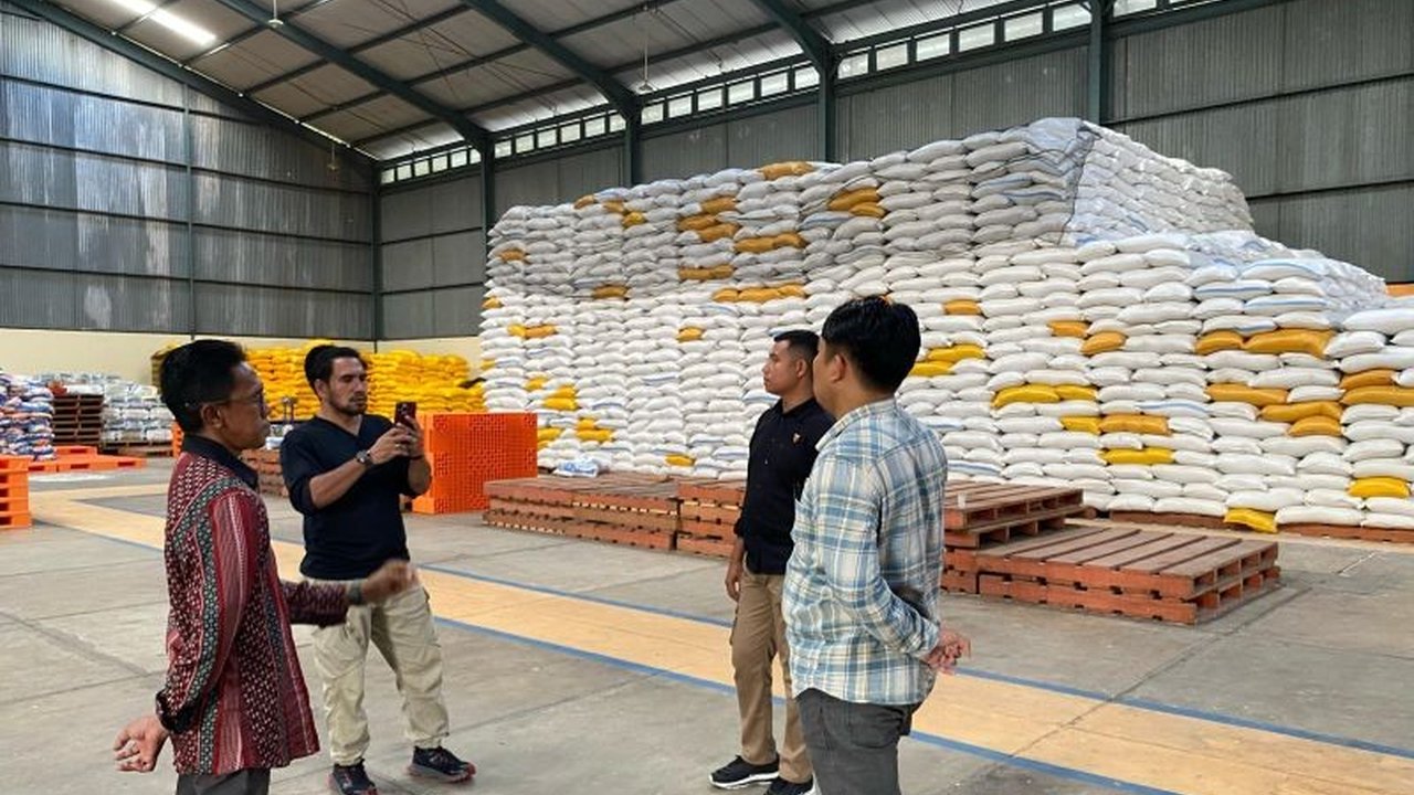 Polda Maluku Utara cek stok sembako di gudang Bulog dan distributor untuk memastikan ketersediaan dan harga terkendali jelang Ramadan dan Idul Fitri.