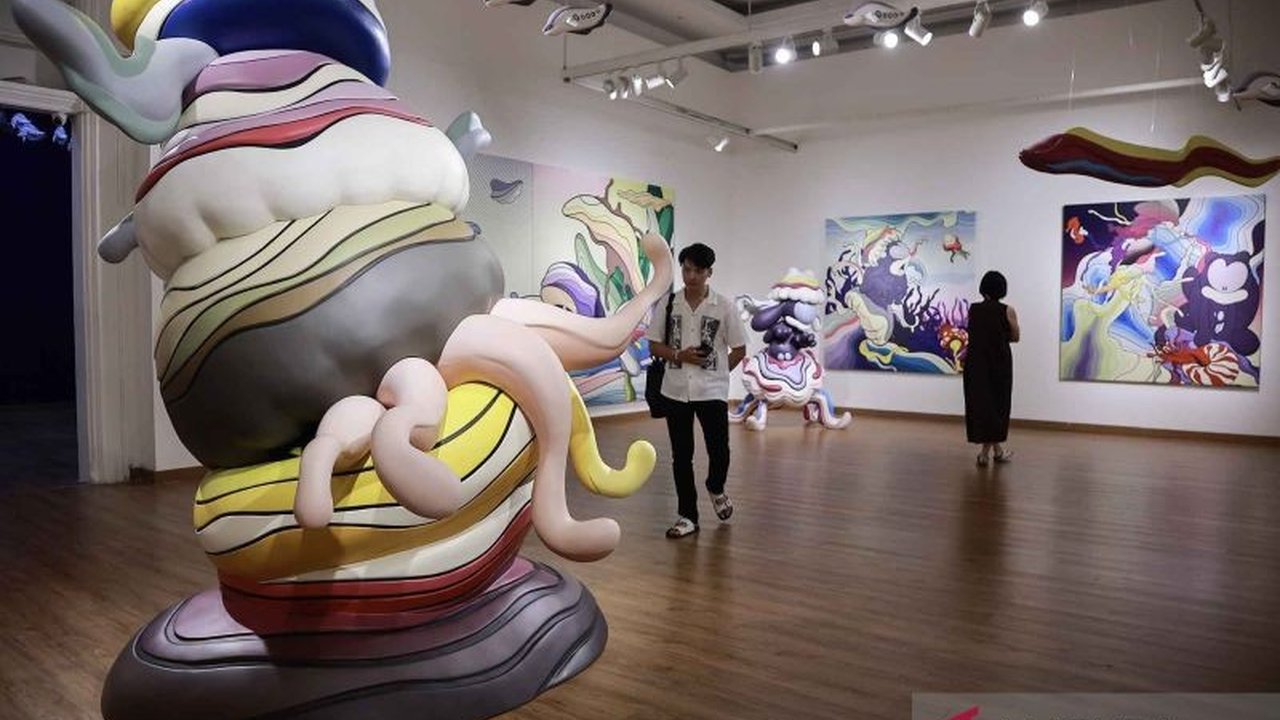 Seniman Arkiv Vilmansa hadirkan pameran tunggal 'Semesta Arkiv' di Galeri Nasional Indonesia, kolaborasi seni, teknologi, dan kemanusiaan hingga 11 Mei 2025.