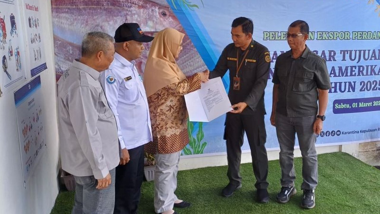 Badan Karantina Kepri sukses melakukan ekspor perdana ikan anggoli segar ke Hawai, AS, membuktikan kualitas produk perikanan Indonesia dan membuka peluang pasar internasional.