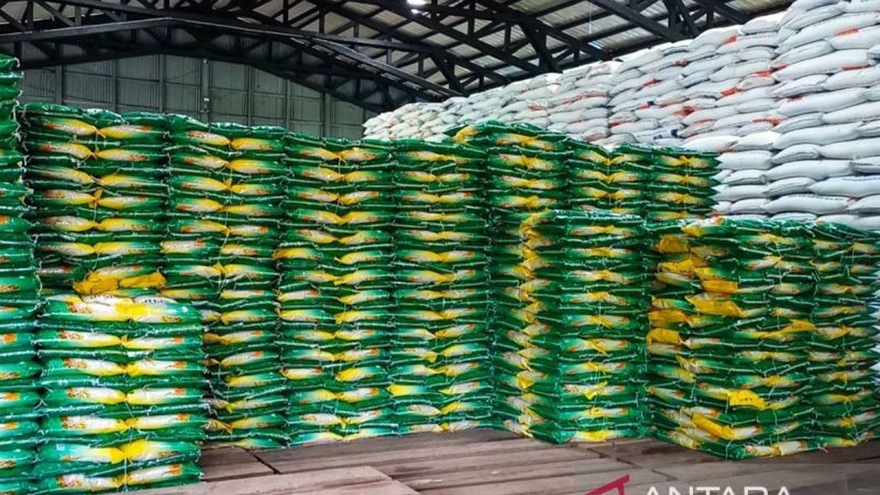 Bulog Natuna siap mendukung operasi pasar murah Ramadhan 1446 H dengan menyediakan stok beras SPHP lebih dari 500 ton di dua gudang, memastikan harga terjangkau bagi masyarakat.